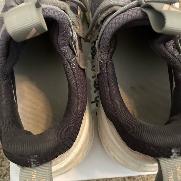 Trae Young 1 - Picture 3 of 7